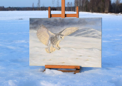 The Flying Snow Ghost - Oljemålning av fjälluggla i nordisk fjällmiljö