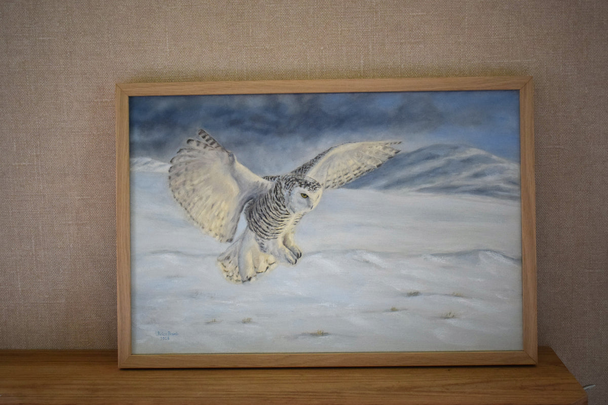 The Flying Snow Ghost - Oljemålning av fjälluggla i nordisk fjällmiljö